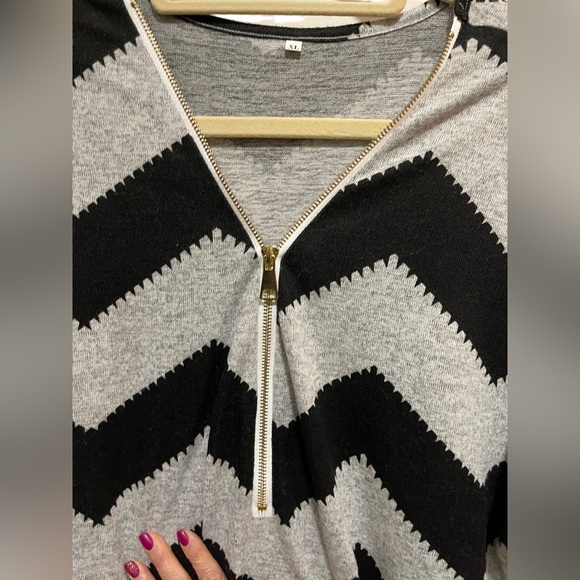 Black and grey Large Chevron knot shirt with zipper motif at V-Neck size XL - Picture 2 of 4